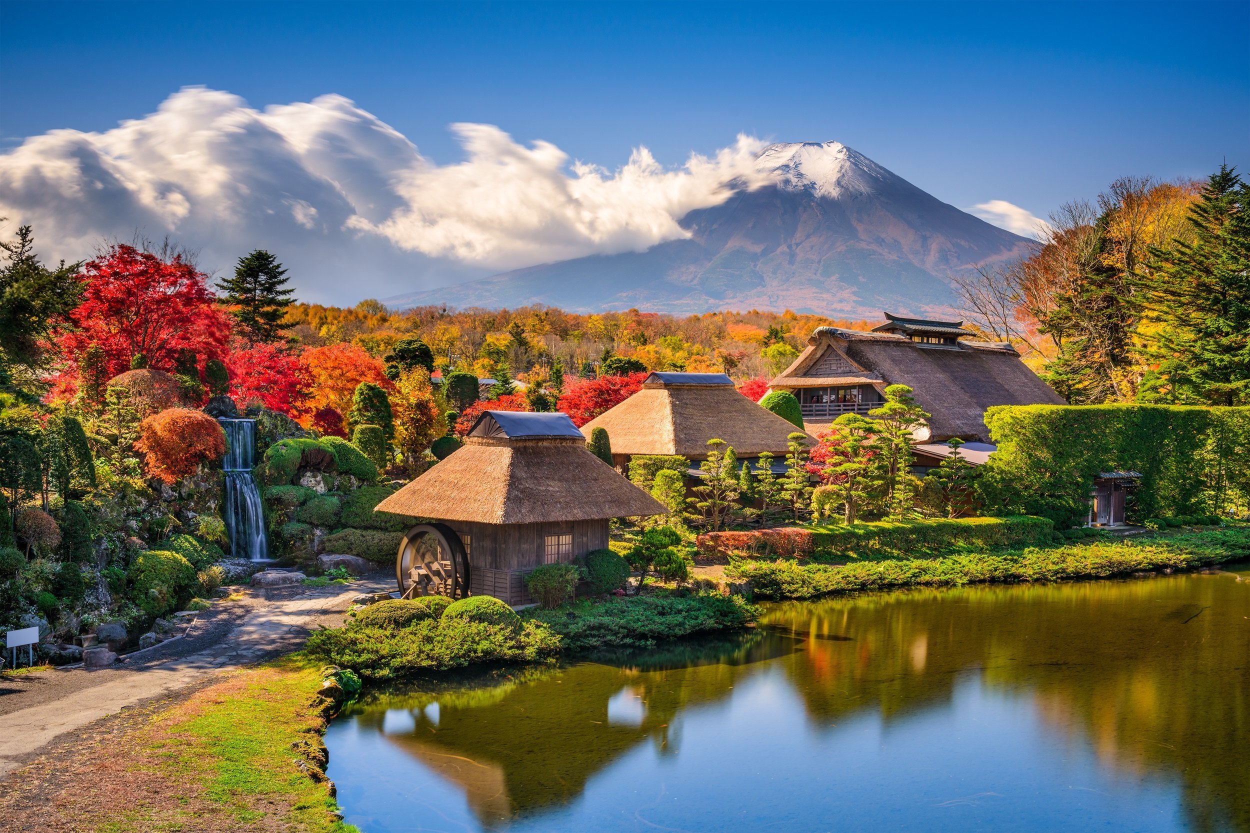 11 Day Budget Japan Tour - Oshino, Japan Historic Thatch Roof Farmhouses With Mt. Fuji.