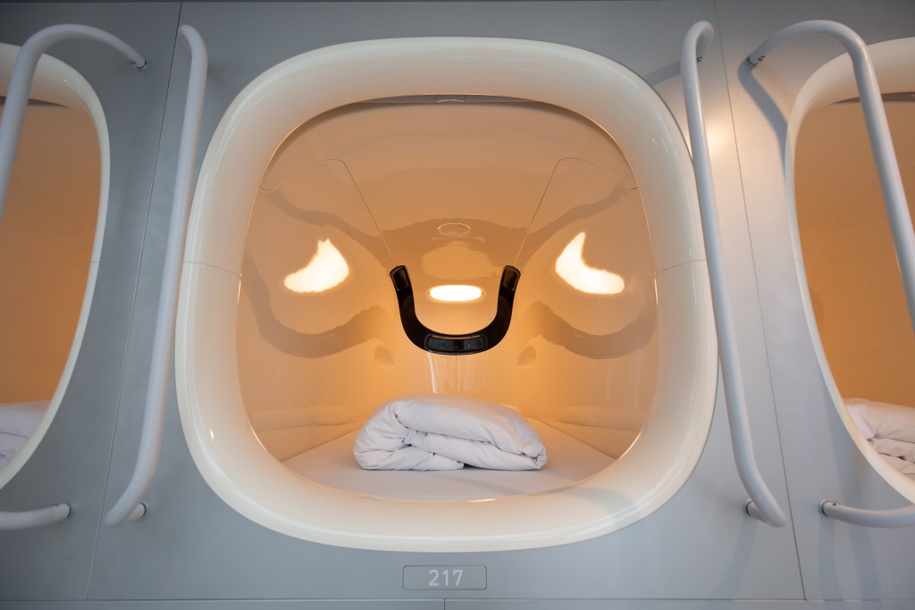 capsule hotel japan tokyo
